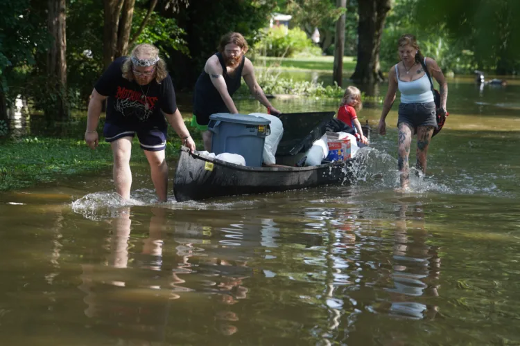 Storms move from the Midwest to the mid-Atlantic